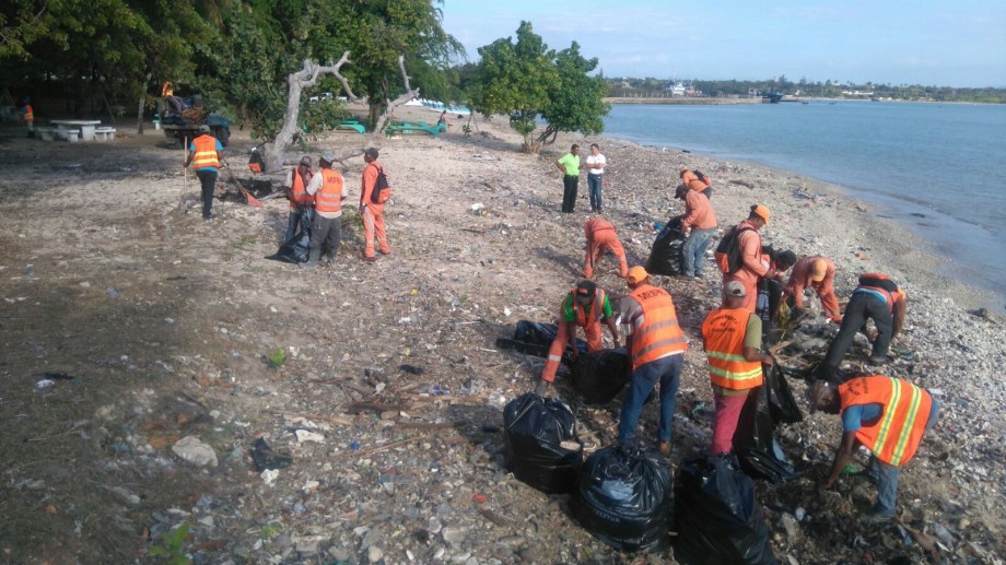 Brigadas Mopc Realizan Operativo Limpieza De Playas En Barahona El