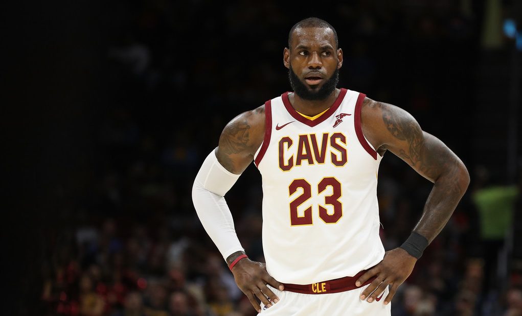 LeBron sufre recaída en lesión de tobillo se perdería debut