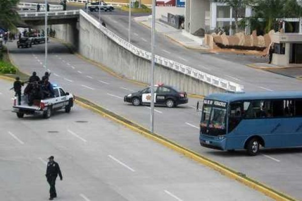 Hallan seis cadáveres colgados en puentes viales en el noroeste de México