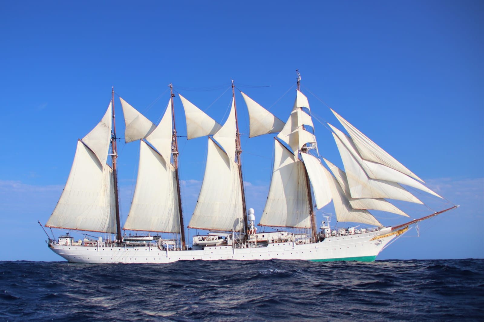 Buque escuela español honra paso de Magallanes y Elcano por Río de la