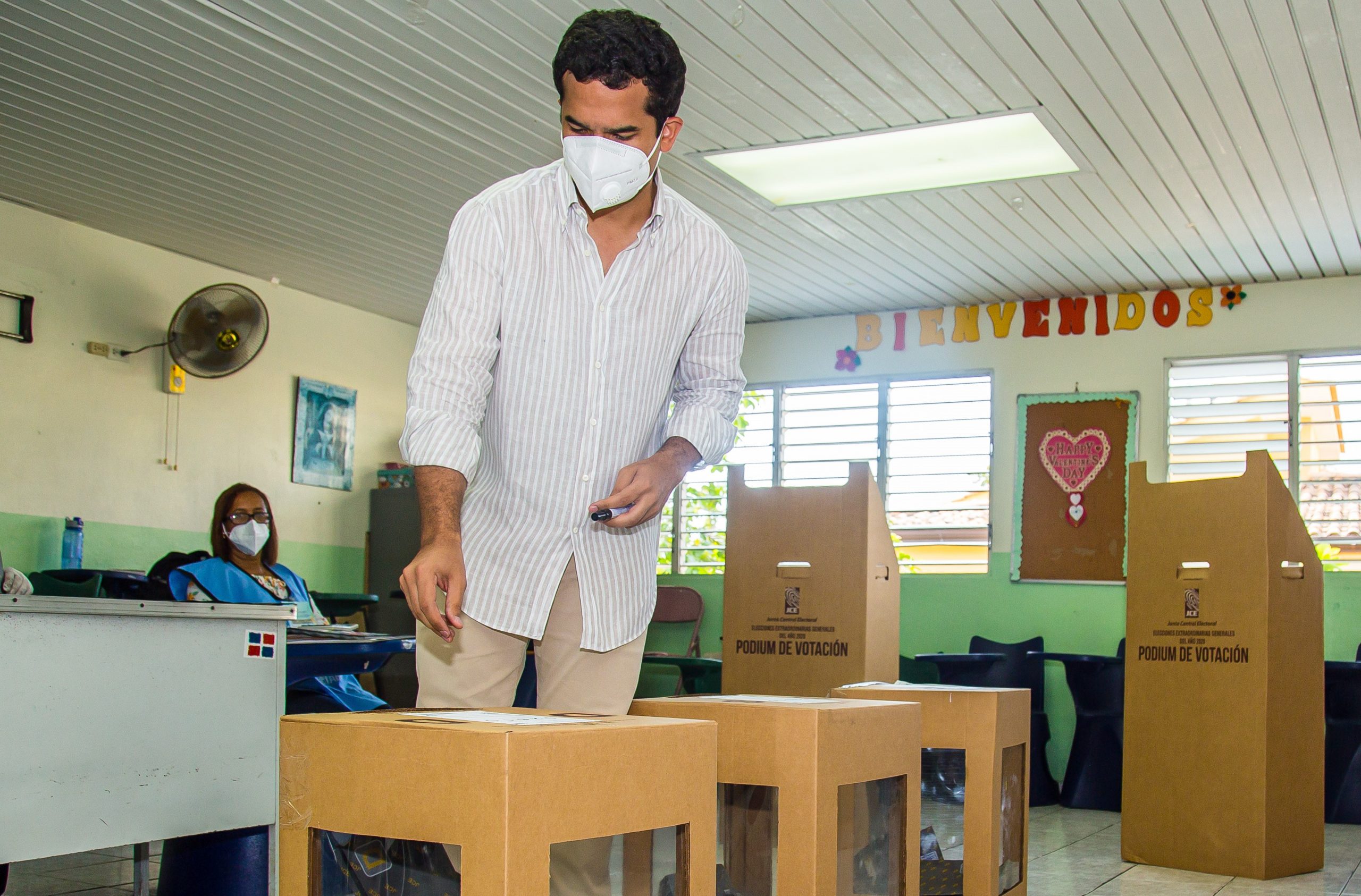 VIDEO Después de una hora en fila candidato Omar Fernández ejerce su