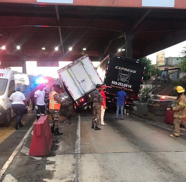 Dos camiones chocan simultáneamente con estructura peaja Autopista Duarte