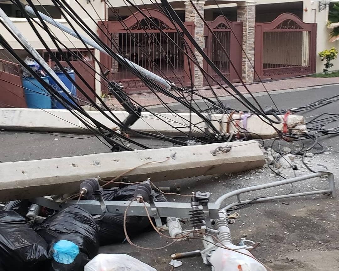 Reportan poste del tendido eléctrico derrumbado por camión en Evaristo