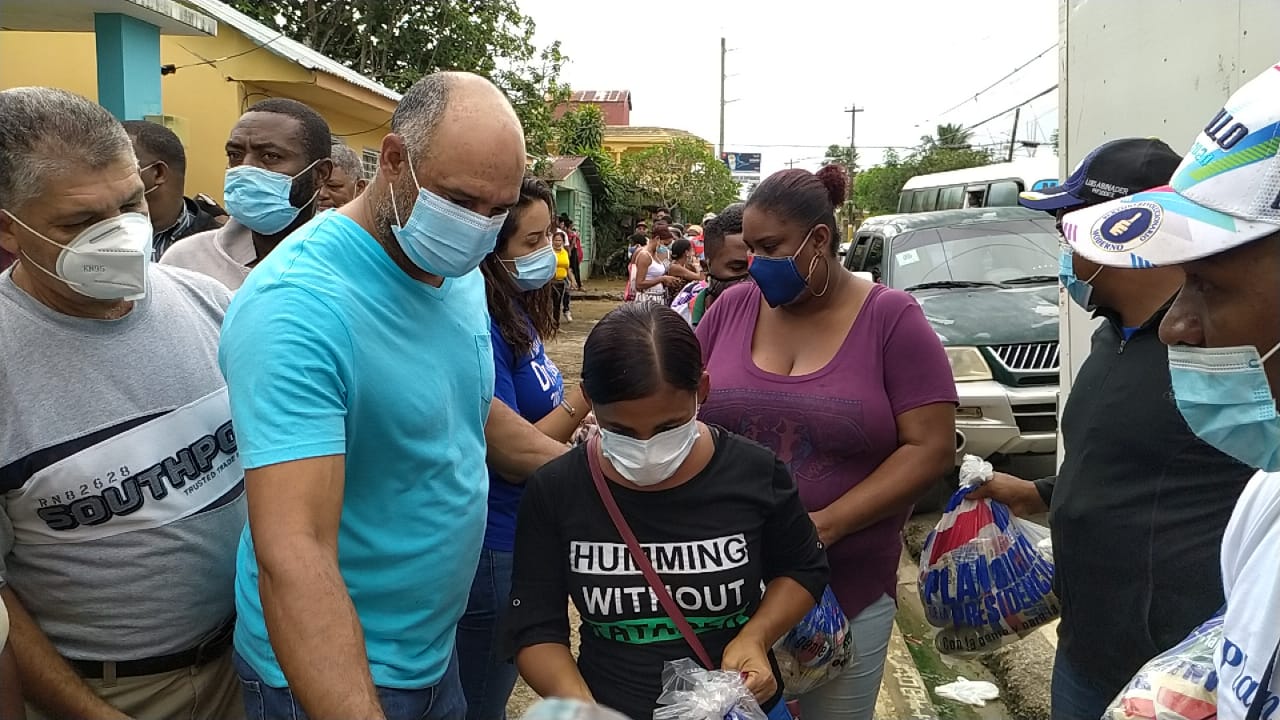 Senador Crist Bal Castillo Reparte Ayuda A Familias Pobres De El Valle