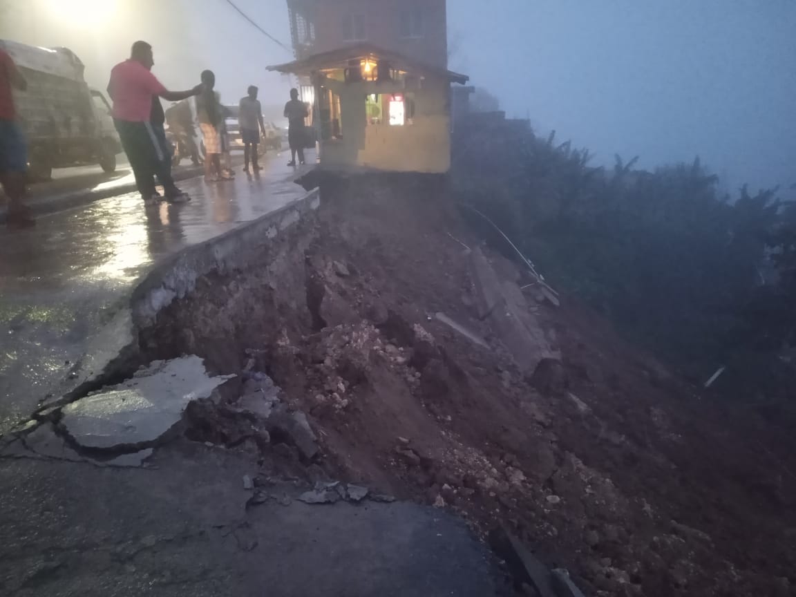 VÍDEO Lluvias provocan deslizamiento de tierra que derrumbó una casa