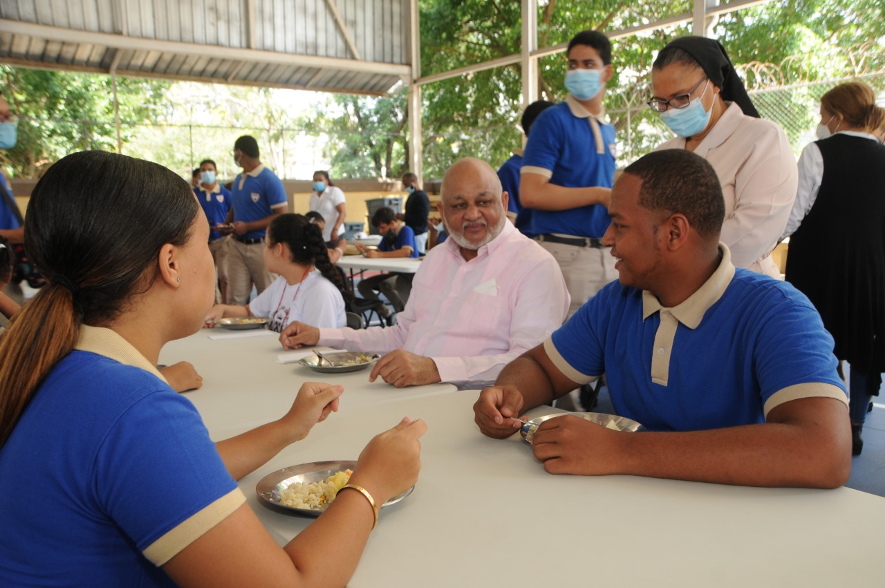 Ministro de Educación almuerza con estudiantes del Liceo Escuela