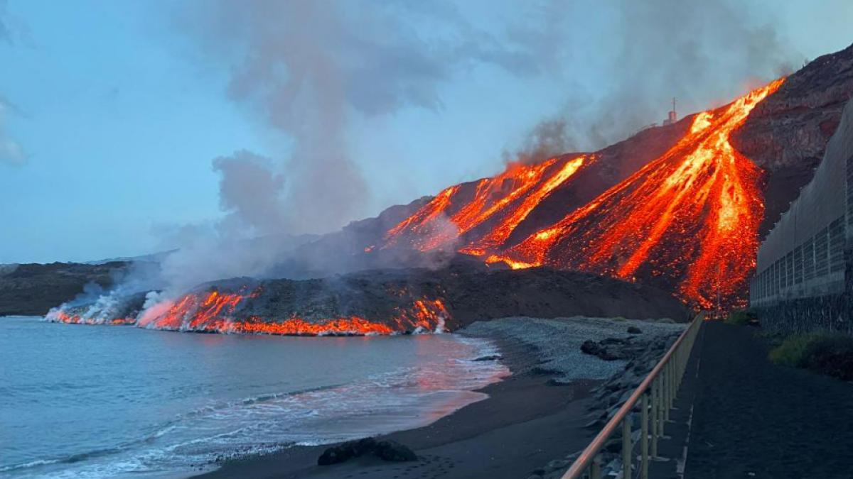 VIDEO La lava del volcán de La Palma alcanza por segunda vez el mar