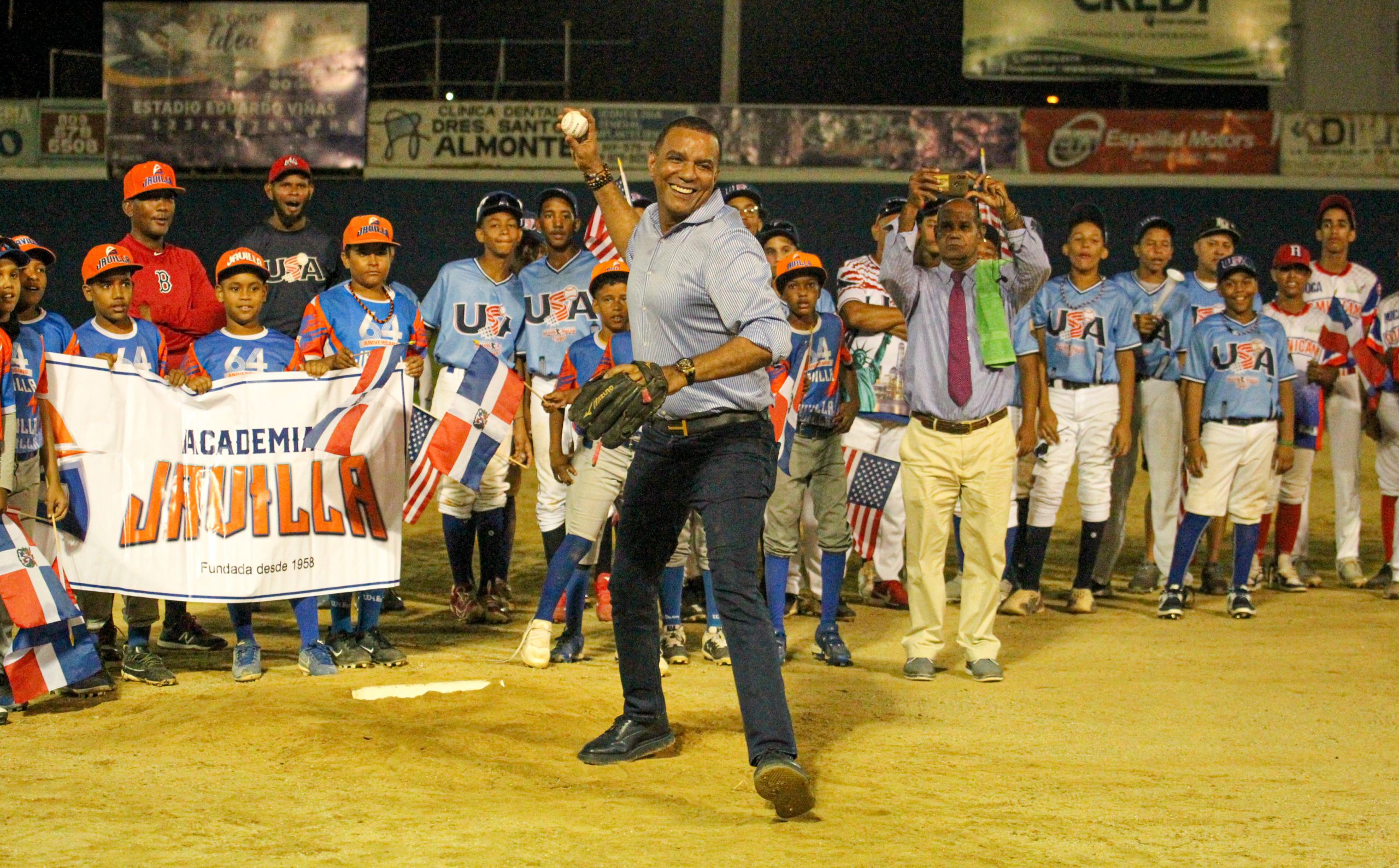 Inicia el Mundialito de Béisbol en Moca dedicado al senador Carlos