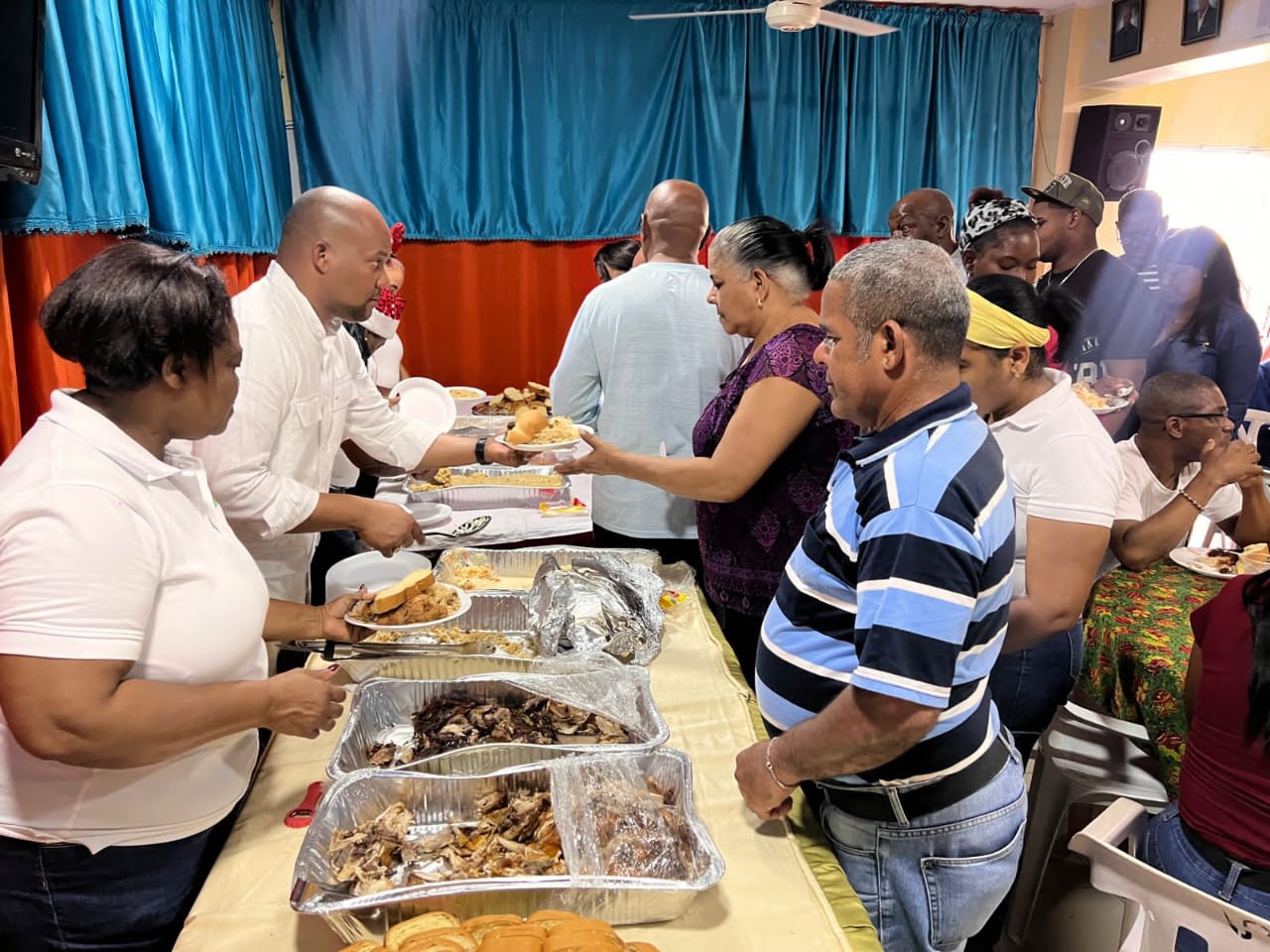 Fundación Anderson Rodríguez lleva almuerzo navideño al barrio 24 de Abril