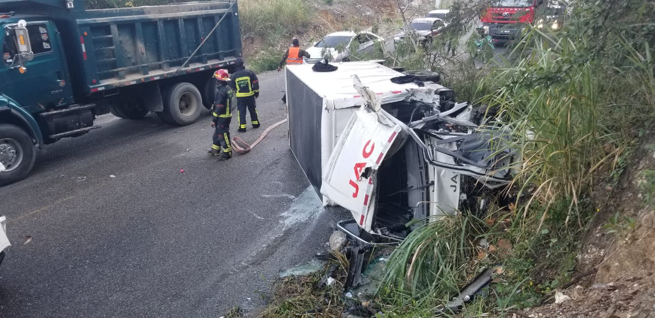 Colisión entre un camión y una camioneta deja varios heridos en Jarabacoa