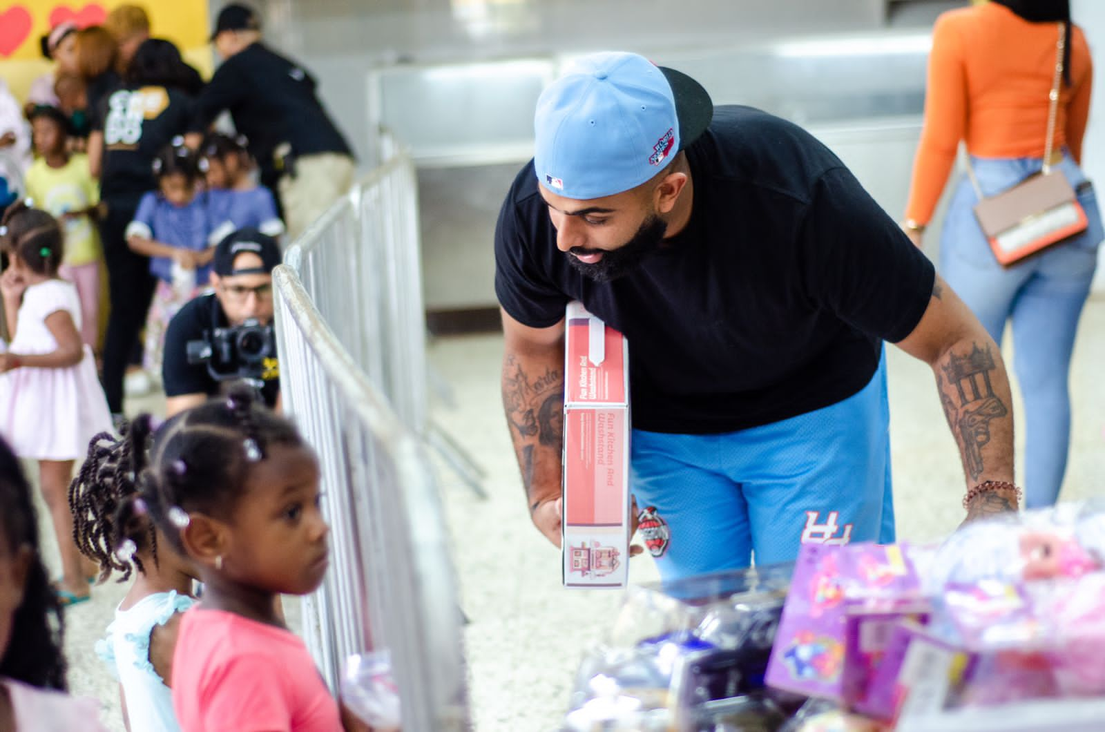 Eladio Carrión sorprende niños de Santiago San Pedro y Guerra en Día