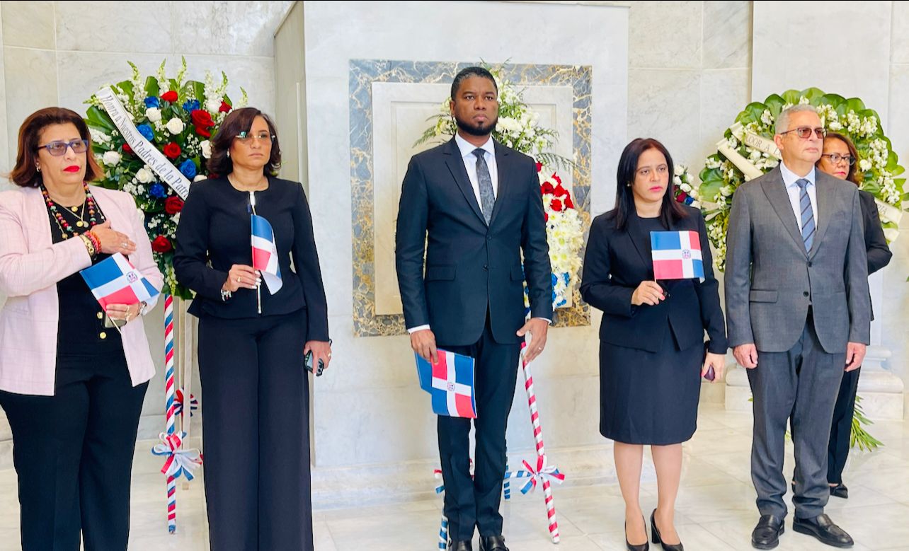 Ccrd Deposita Ofrenda Florar En El Altar De La Patria El Nuevo Diario