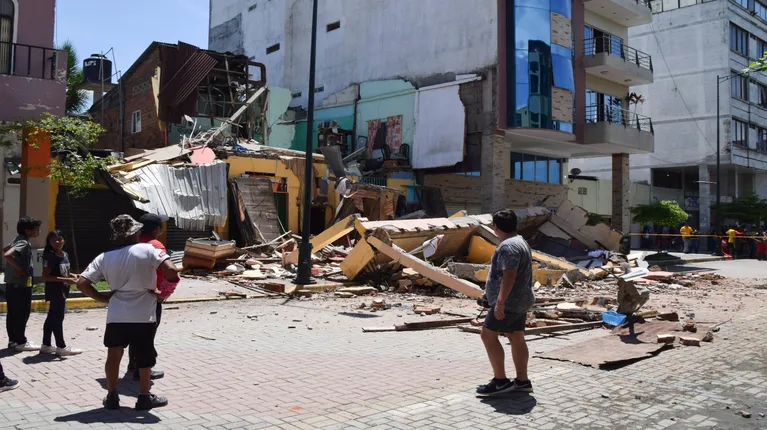 Catorce Fallecidos En Ecuador Y Uno En Per Por Un Sismo De El