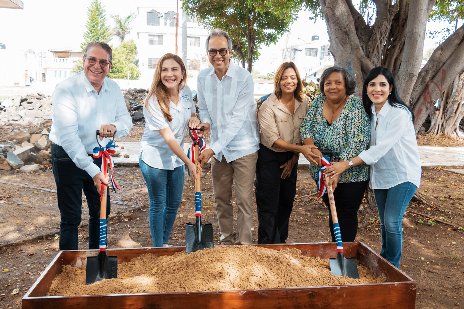 Alcald A Dn Y Banco Popular Dan Primer Picazo Para Construcci N Parque