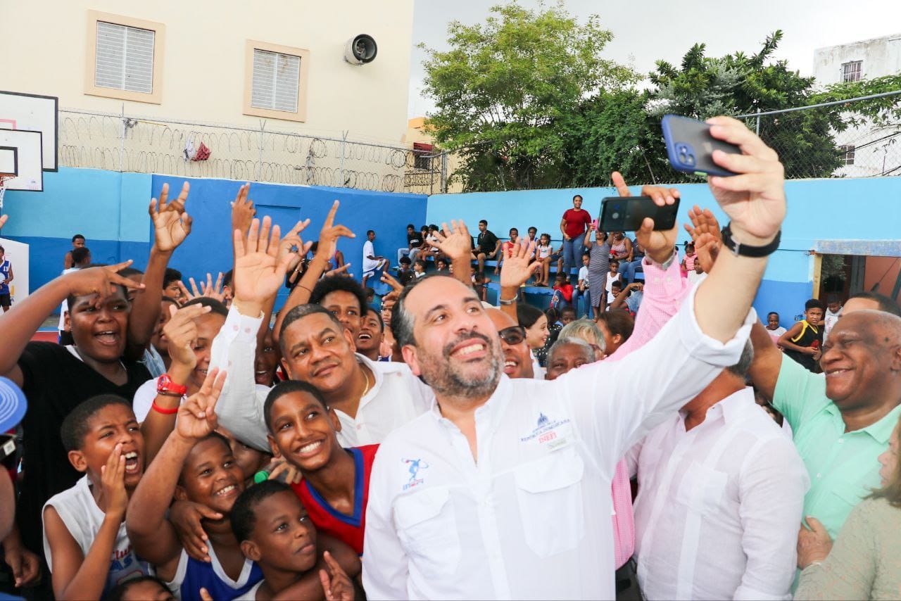 INEFI entrega cancha remozada y utilería deportiva en Centro Educativo