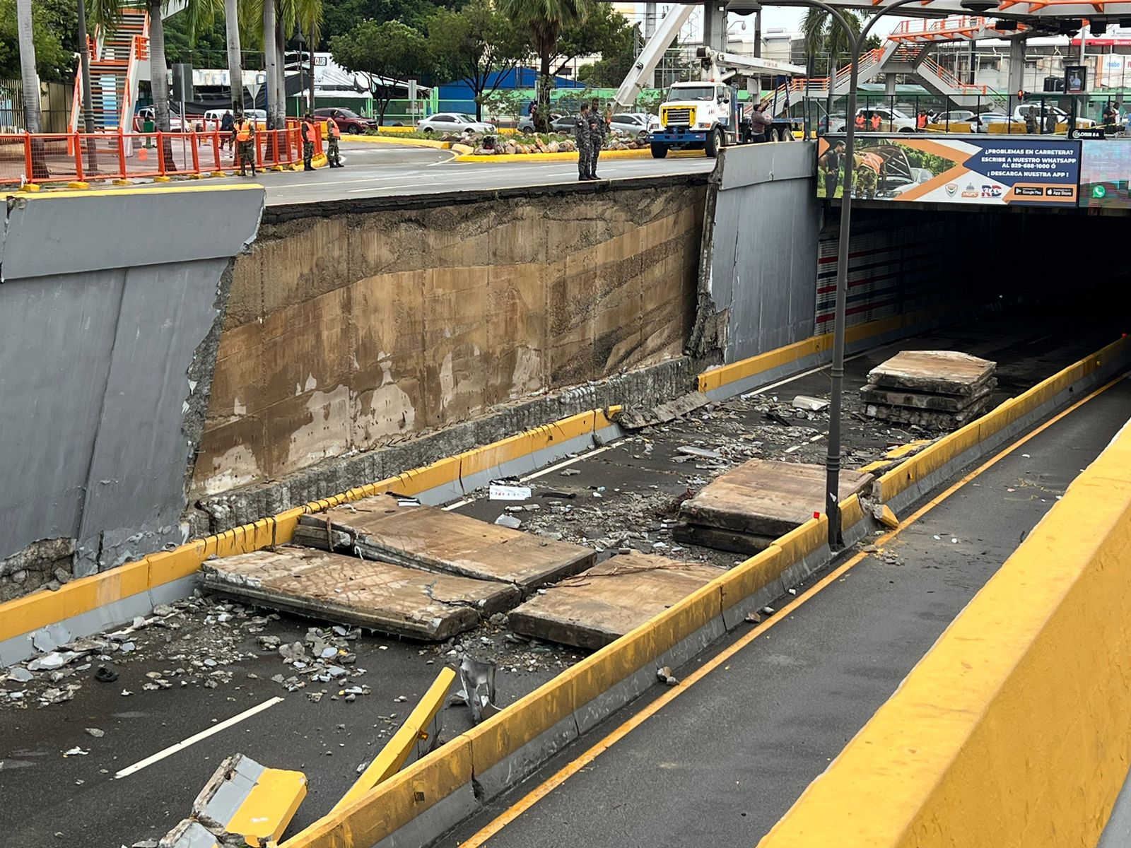 VIDEO MOPC trabaja en remover escombros en túnel de la 27 continuará