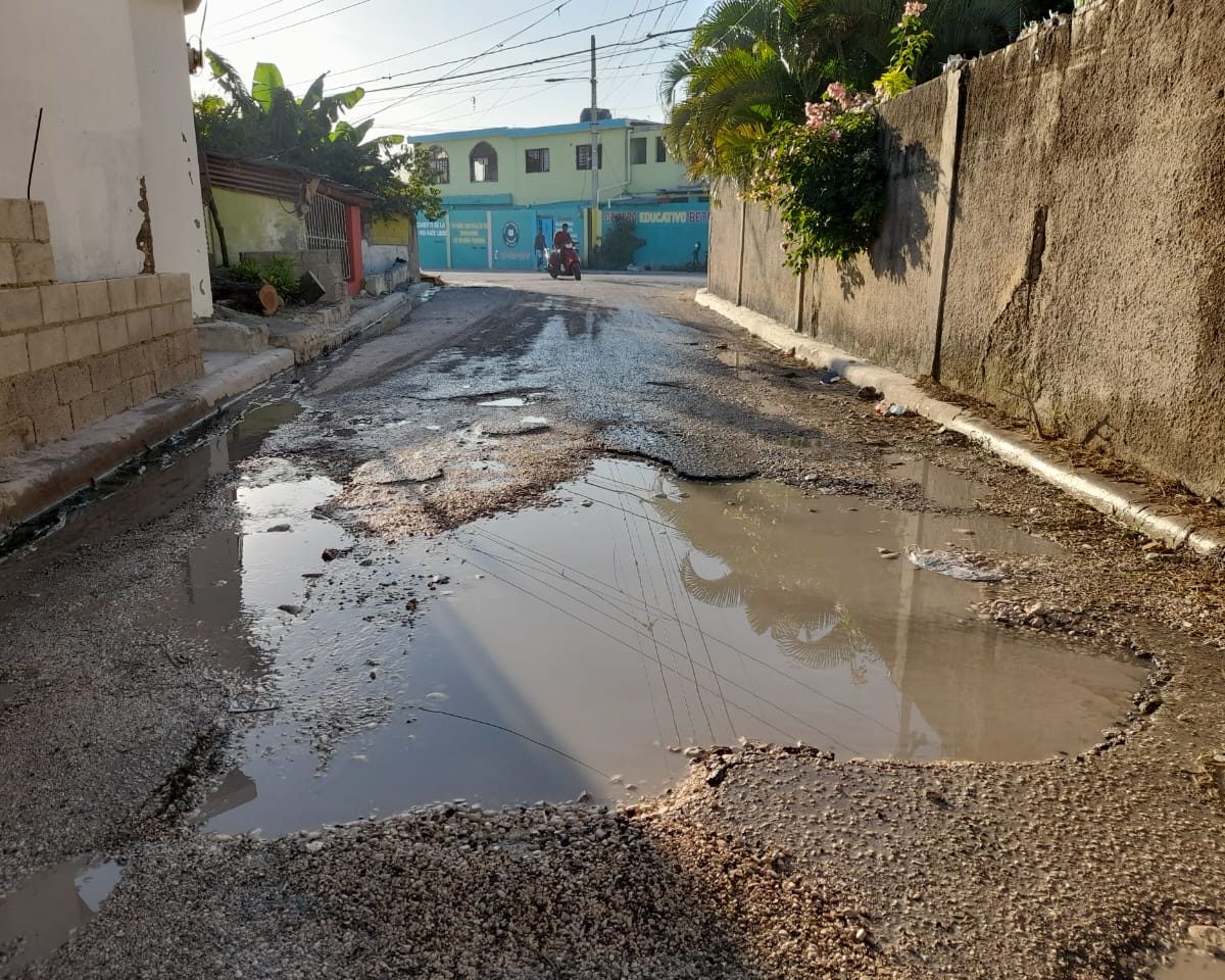 Denuncian desbordamiento de agua potable por avería afecta calle en