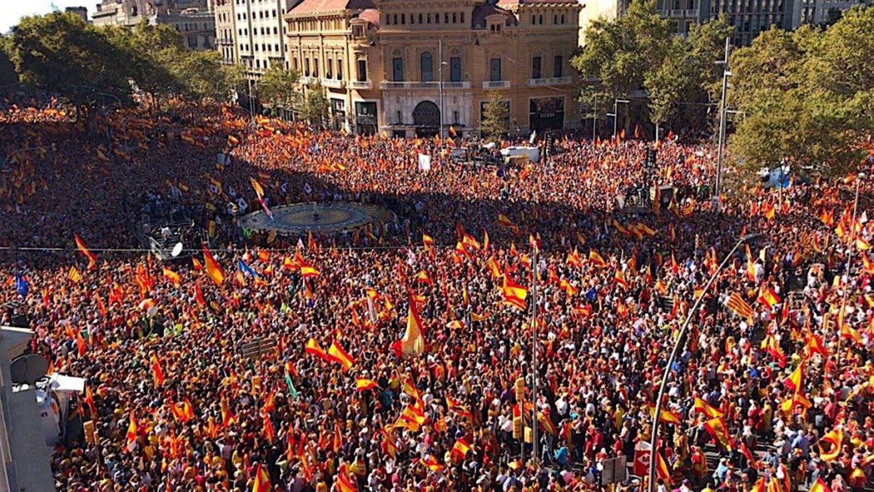 Miles personas marchan en Barcelona contra la declaración de independencia