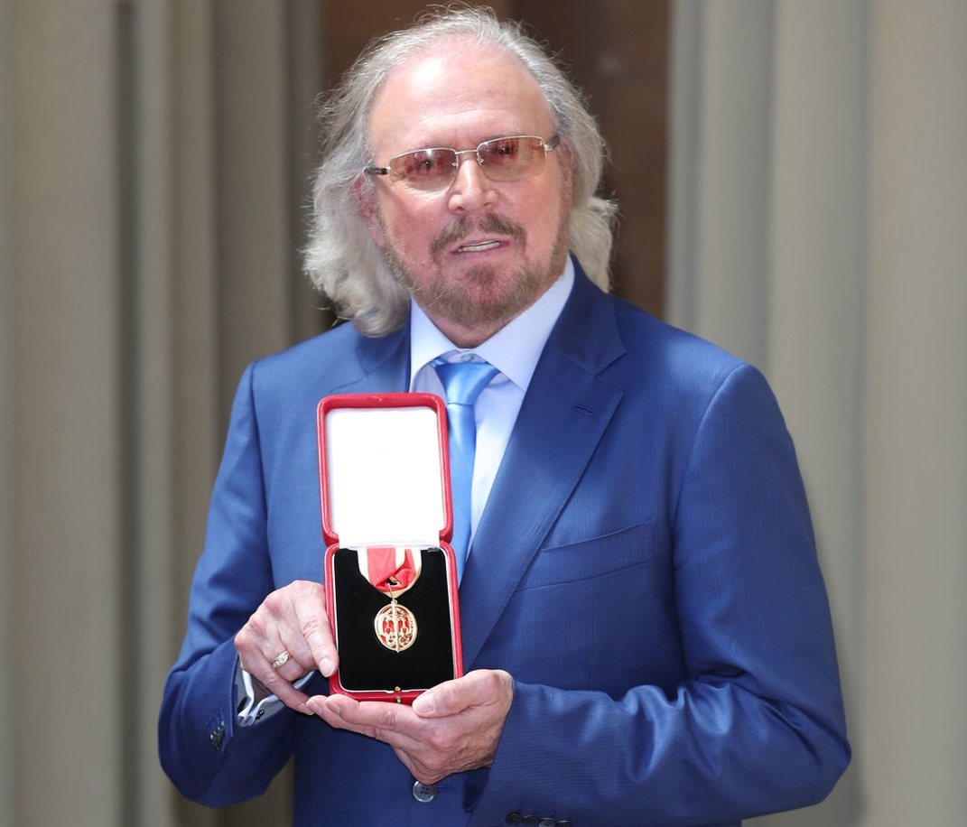 Barry Gibb, El último Bee Gees, Nombrado Caballero Del Imperio Británico