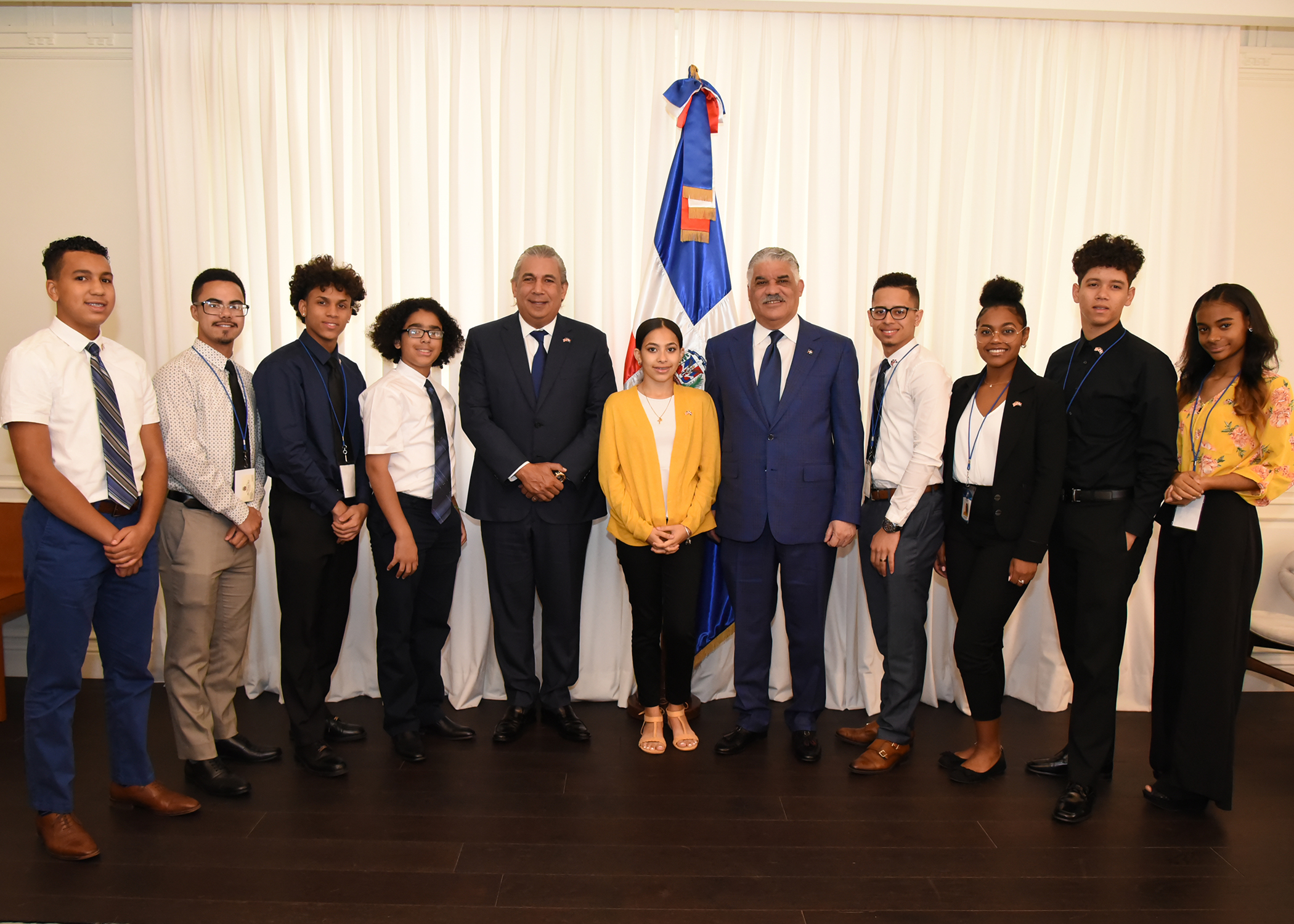 Miguel Vargas Recibe Estudiantes Meritorios De Origen Dominicano ...