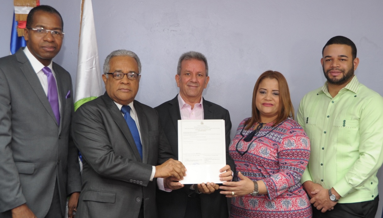 Salud Pública a través de DIGEMAPS entrega certificado de registro ...