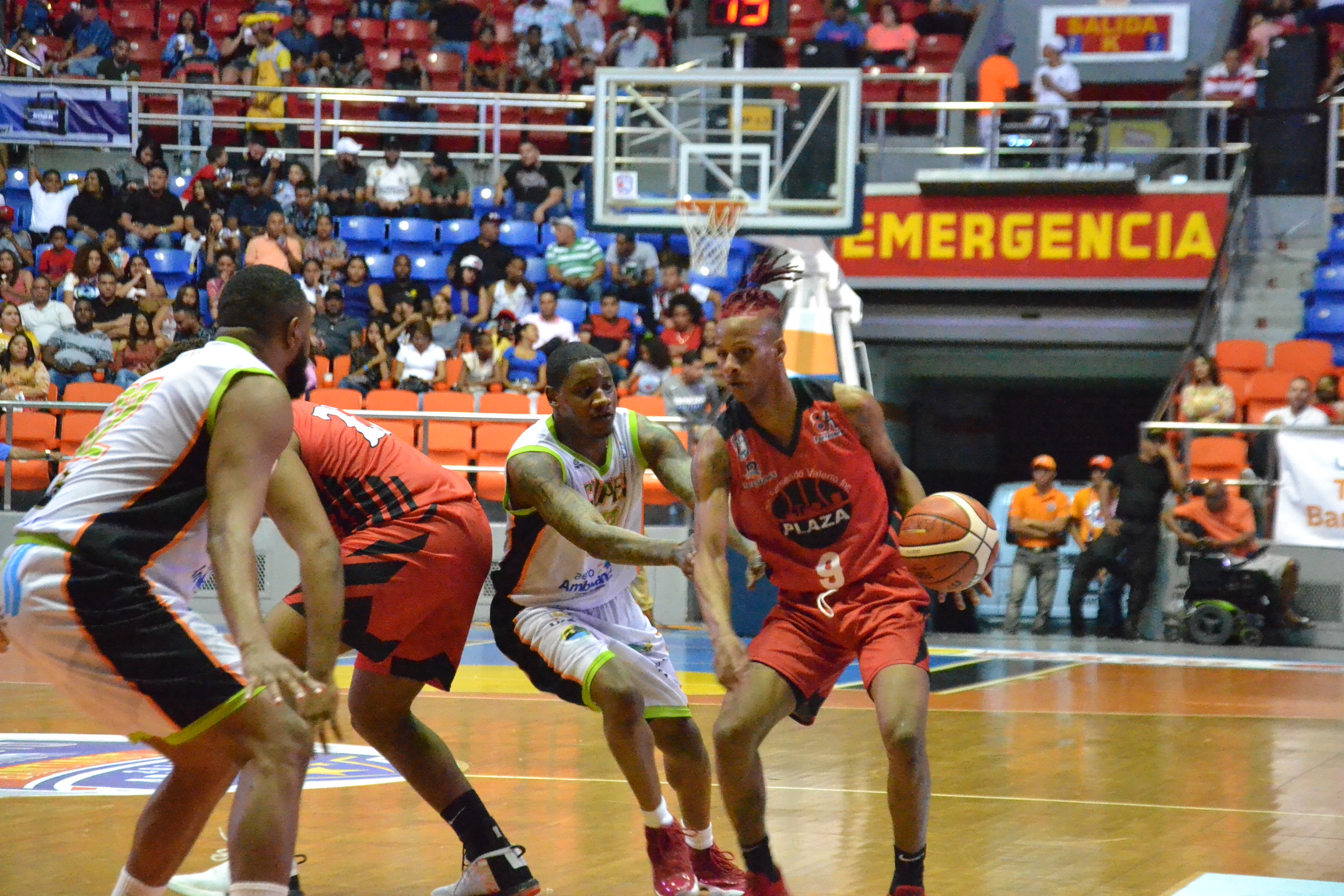 Oliver García debuta con 22 puntos y guía al Plaza a la victoria