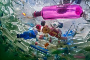La India pone fin al uso de plásticos de un solo uso entre voces discrepantes