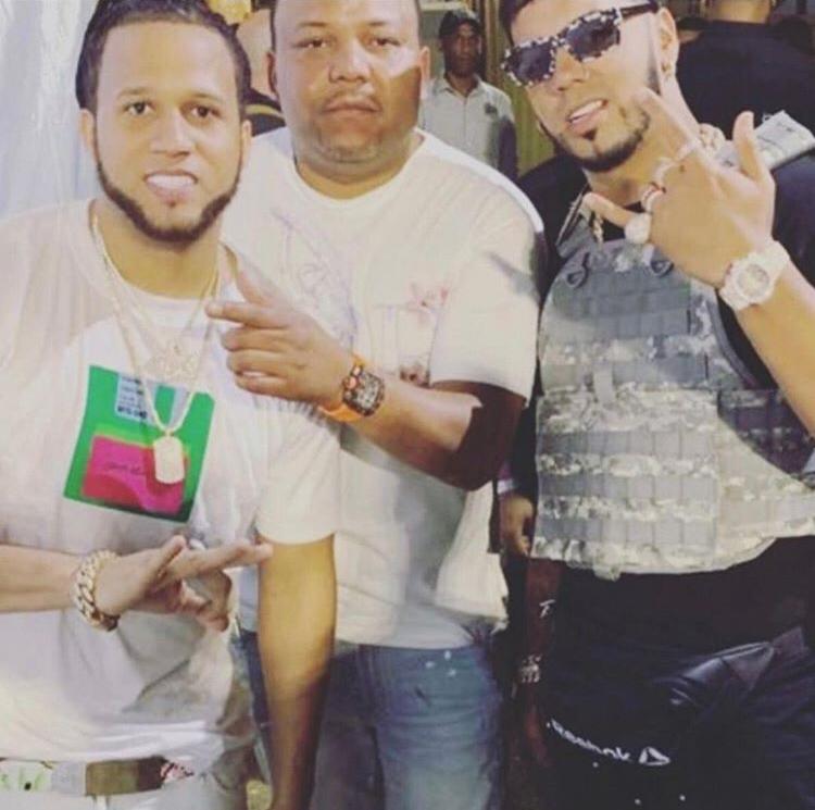 Cesar el Abusador compartiendo con El Alfa y Anuel.