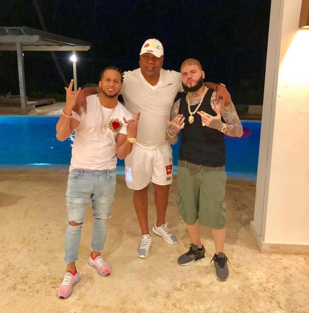 Nathanael Castro Cordero junto a los artistas El Alfa y Farruko