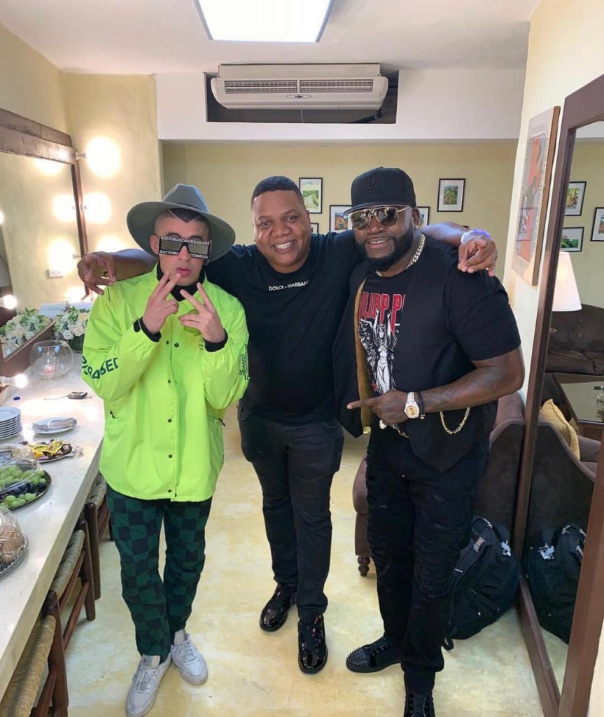 Nathanael Castro Cordero junto a Bad Bunny y David Ortiz.