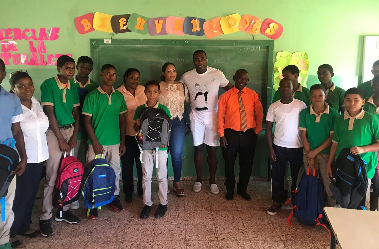 Pelotero Alfonso Soriano reparte útiles escolares a miles de niños en  Quisqueya – El Nuevo Diario (República Dominicana)