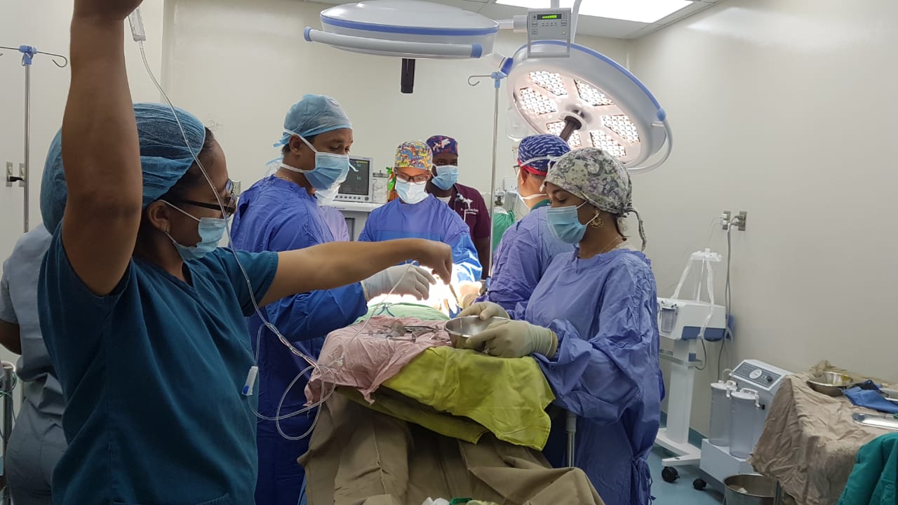 Hospital Alejandro Cabral realiza reducción de senos gratis a mujer