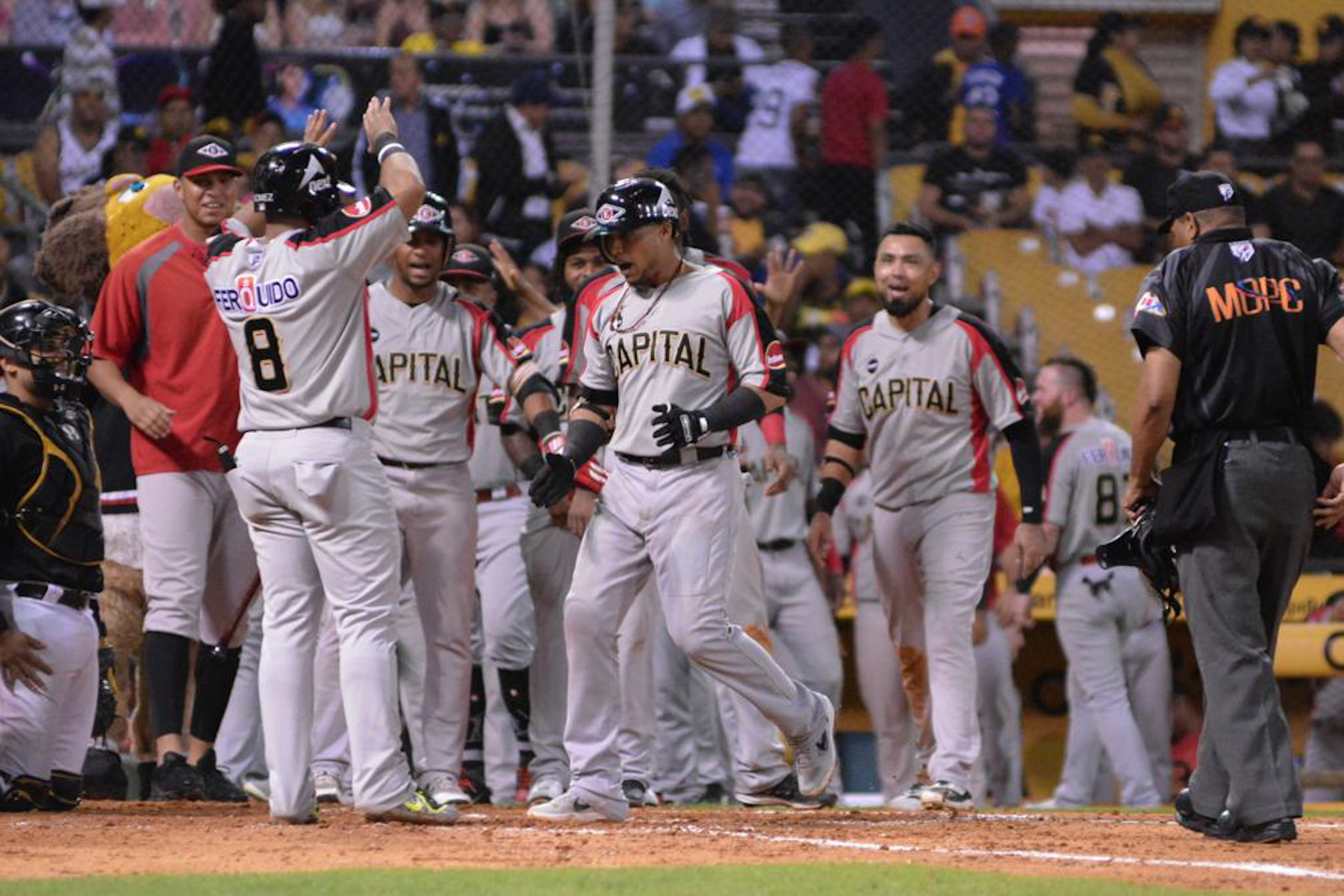 Leones vencen a las Águilas y se mantienen vivo en la lucha clasificatoria