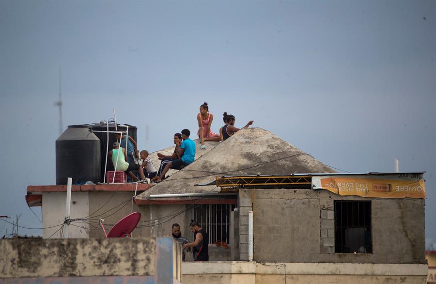 El atardecer llena de vida las azoteas dominicanas en pleno toque de queda