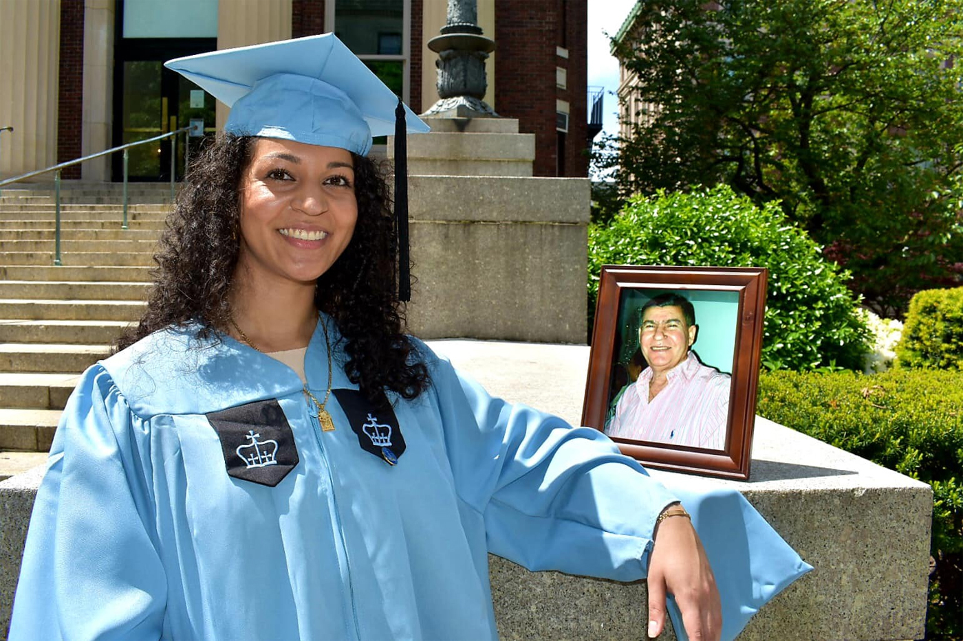 Dominicana dedica diploma de maestría a su padre fallecido por coronavirus  en Nueva York