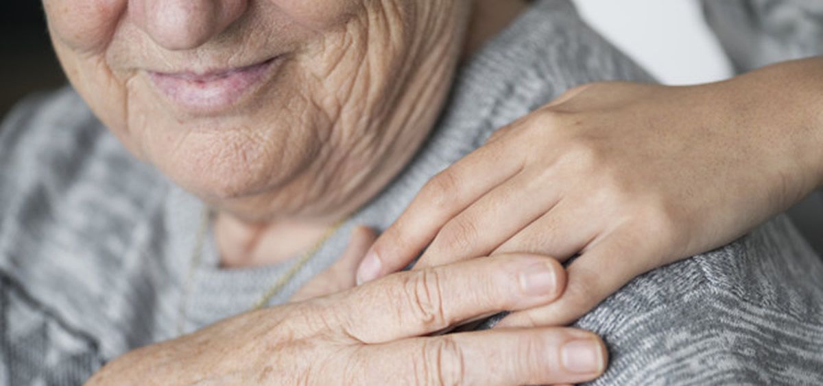Hallan una enzima clave para reparar el daño del ADN relacionado con la edad 1 persona mayor con cuidadora foto freepik