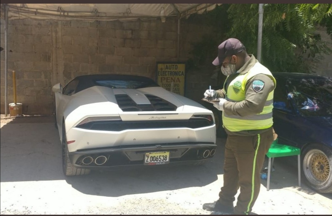 Se entrega conductor de Lamborghini transitaba de forma temeraria en elevado