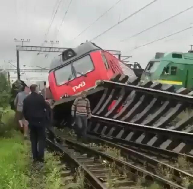 (VIDEO) Dos personas resultan heridas tras choques de trenes en Rusia