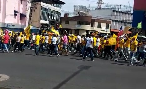 (VIDEO) Decenas de personas marchan en Santiago en demanda del 30 % de ...