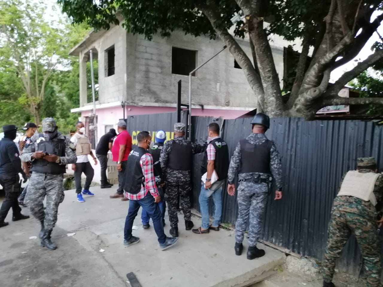 (VIDEO) En La Vega encuentran negocio full de gente y sólo le hacen una