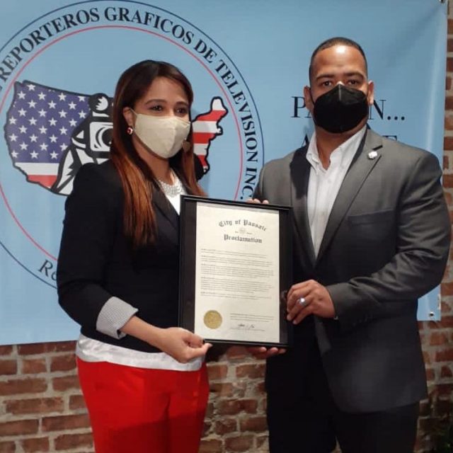 Héctor C. Lora alcalde de Passaic, New Jersey entrega proclama a