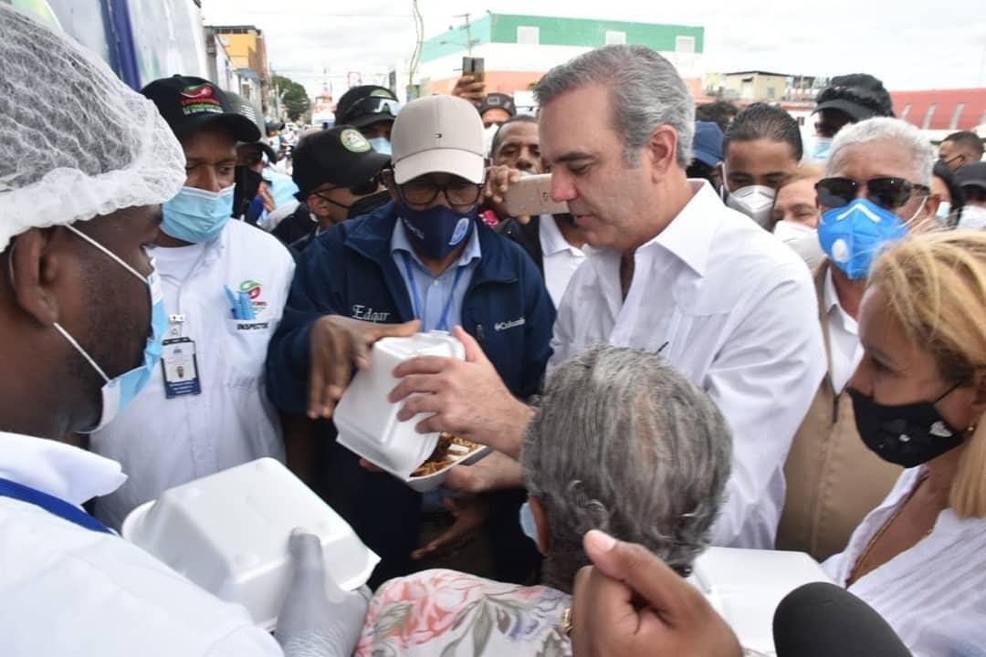 Abinader degusta en La Vega la «excelente» comida de los Comedores ...