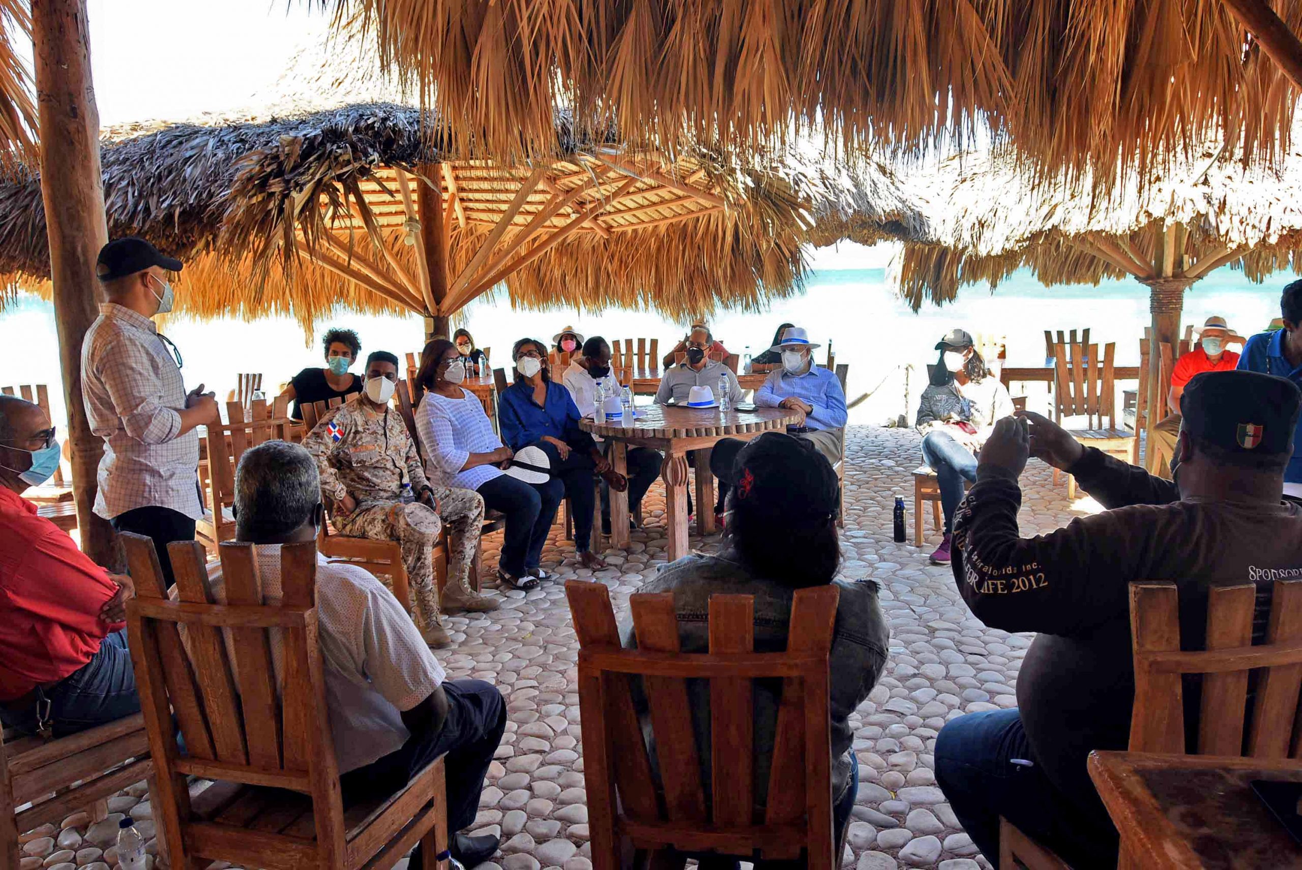 Ceara Hatton recorre Bahía de las Águilas; pide a comunitarios ser el centro  desarrollo del turismo