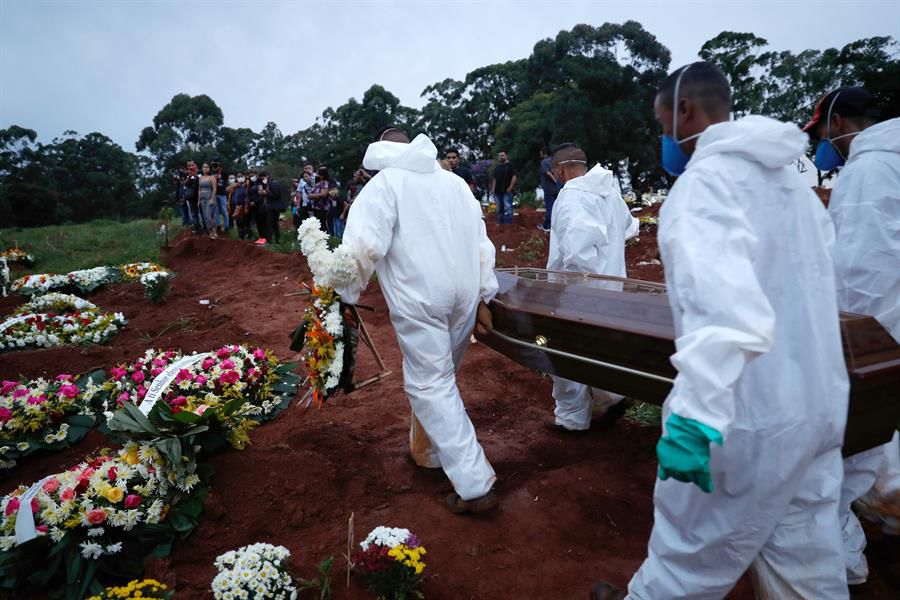 Brasil supera por primera vez las 2,300 muertes diarias y bate un nuevo ...