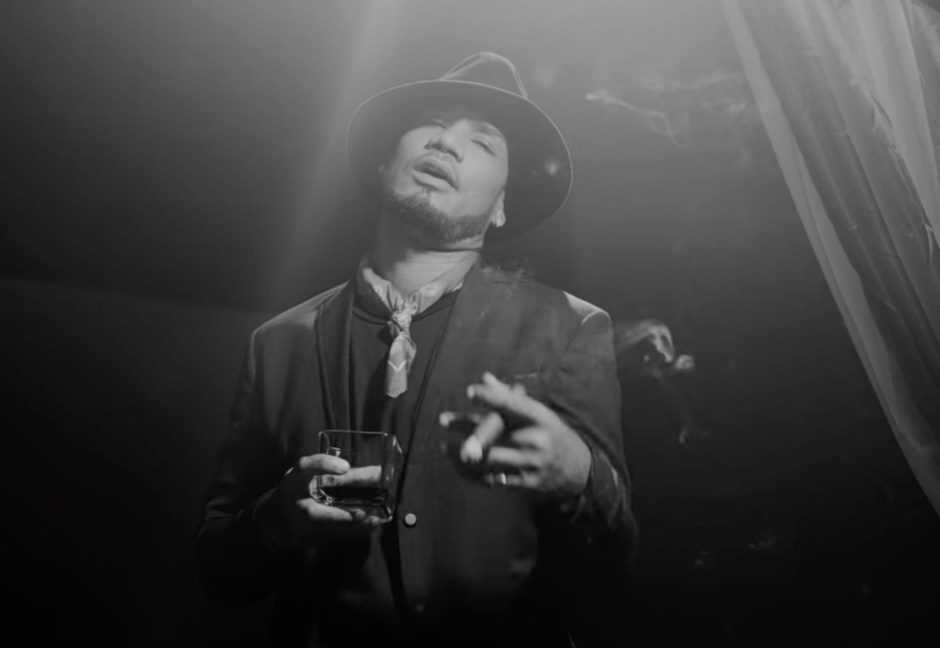 (VIDEO) Vakeró se aleja de lo urbano y graba “Bohemio” de José José