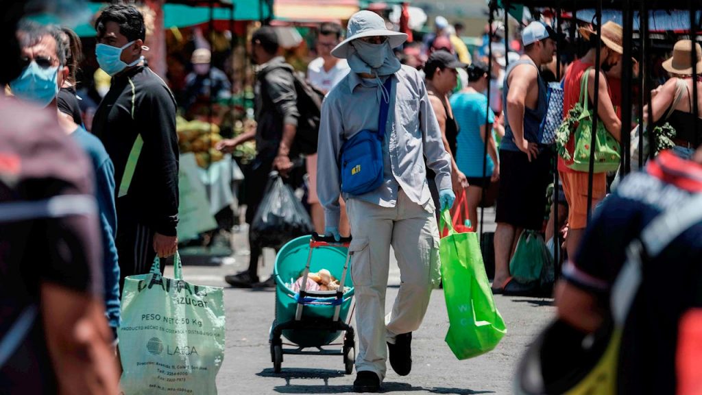 Además, la tasa de reproducción del virus subió a 1,29, lo que quiere decir que 10 personas pueden contagiar a casi otras 13.