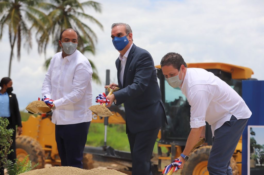 El presidente Luis Abinader dio este martes el palazo inicial del Plan "Mi Vivienda", que se construirá en el sector de Hato Nuevo, Santo Domingo Oeste, para beneficiar con apartamentos a bajo costo a más de 7 mil familias en su primera etapa.