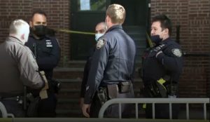 Policías del cuartel 34 custodia la entrada del edificio 9 de la avenida Sherman en el Alto Manhattan, fueron encontradas dos dominicanas asesinadas