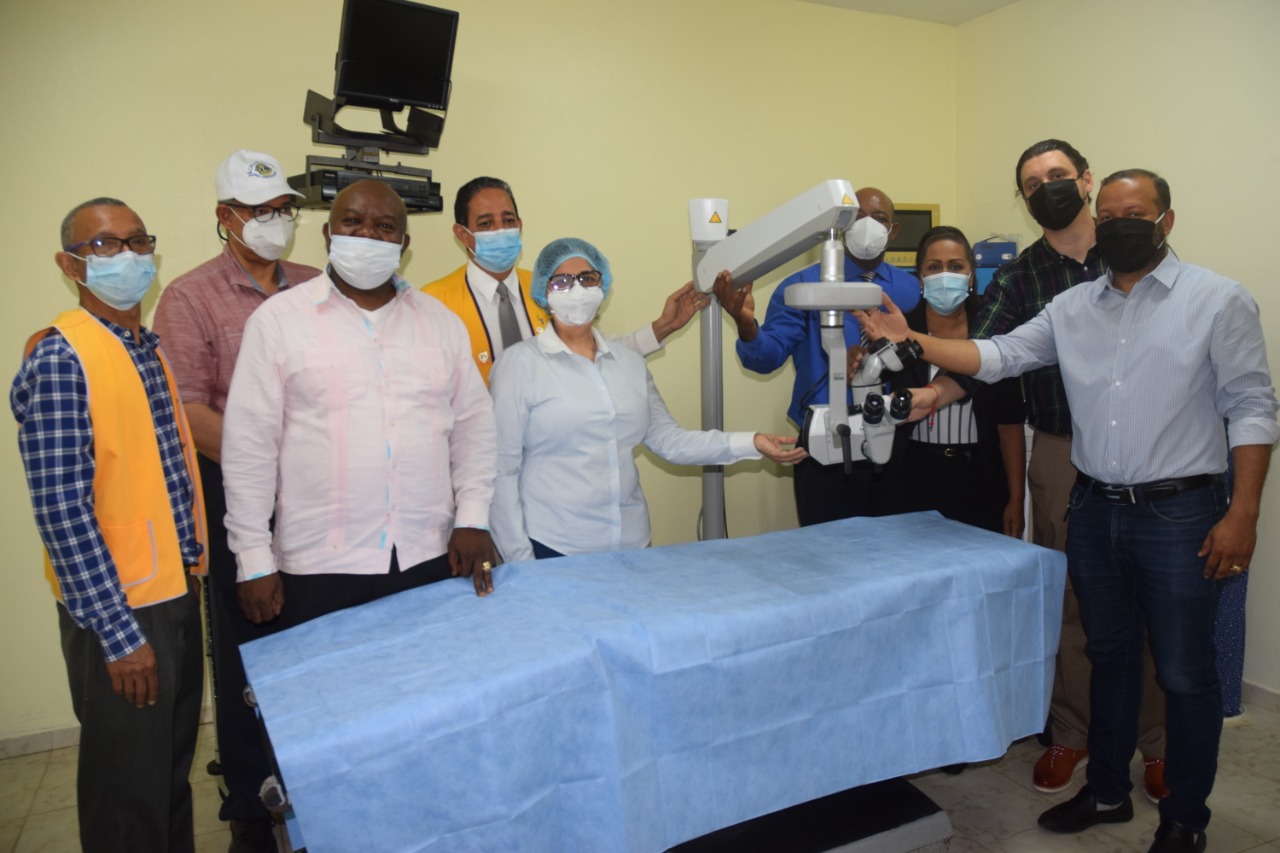 FOMISAR dona a Centro de Salud Club de Leones Cotuí microscopio quirúrgico  oftálmico