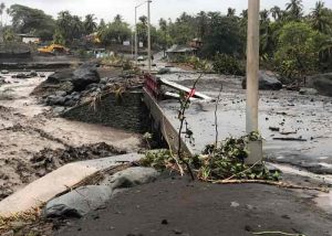 Los residentes de tres hogares en el área naranja tuvieron que ser rescatados ya que las fuertes lluvias erosionaron los cimientos de sus casas.